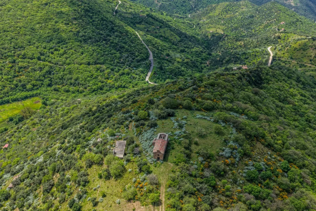 Immagine di listing "La Chiesa Di Santa Maria Dei Tracchi E L’edicola Votiva Dedicata A San Gregorio Magno": Dji 20260417120.